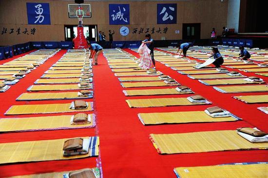兰州大学打地铺让新生家长免费住